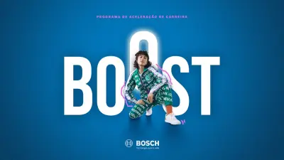 Uma jovem agacha-se à frente da palavra "BOOST" e das palavras "Programa de Aceleração de Carreira" contra um fundo azul.