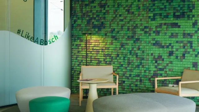 Zona de lazer com parede verde; tecnologia; Aveiro