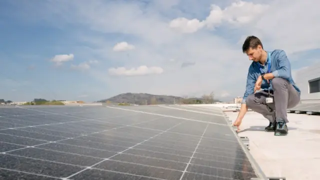 colaborador debruçado sobre painel solar; sustentabilidade; mobilidade; Braga